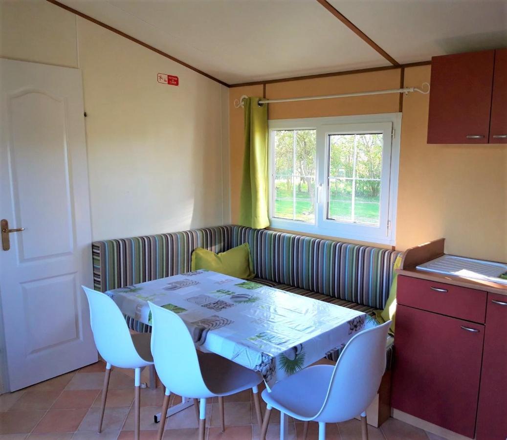 Camping Des 2 Rives- Mobilhomes Etang-sur-Arroux ภายนอก รูปภาพ